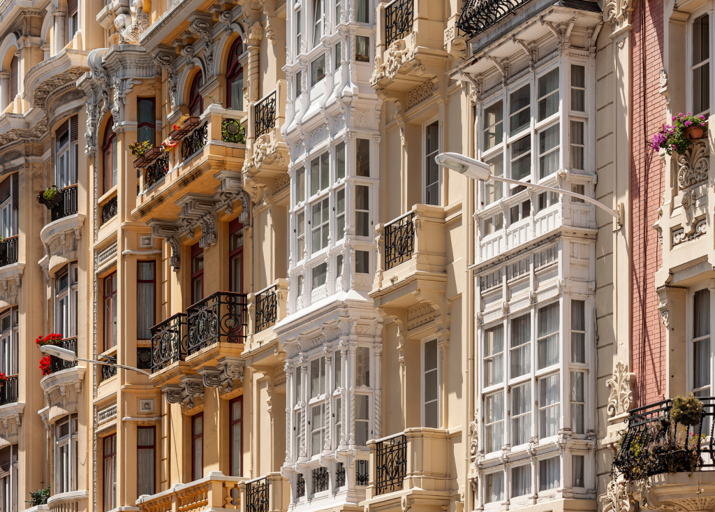 Vista de las calles de Ferrol, Galicia, mostrando el entorno urbano y residencial para propiedades gestionadas por Housefulness.