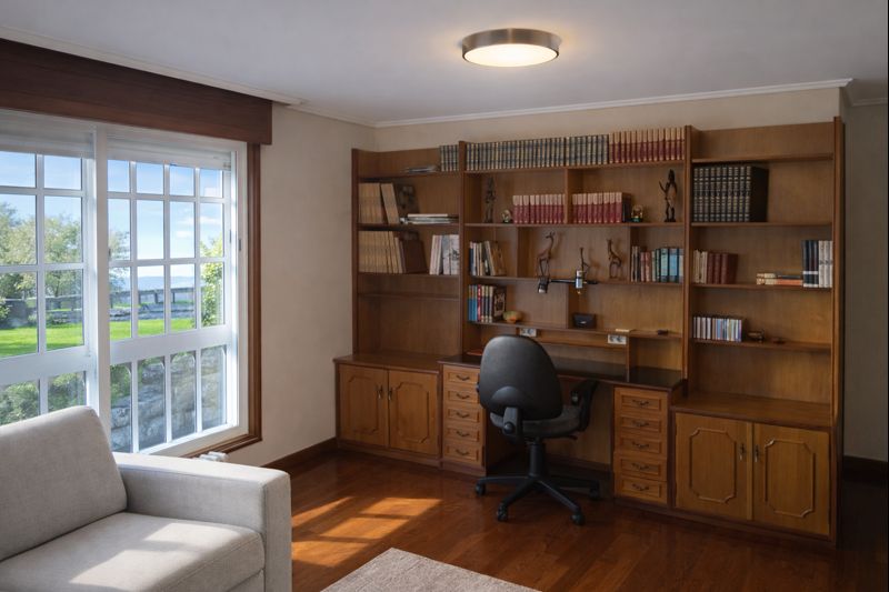 Despacho de un piso en venta en Mugardos, Galicia, gestionado por Housefulness.