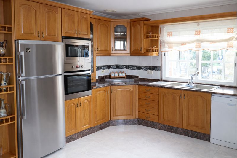 Cocina de un piso en venta gestionado por Housefulness en Galicia.