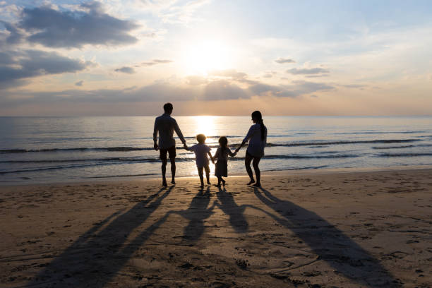 Familia disfrutando de la playa, representando la compra de una casa familiar en Galicia con Housefulness.