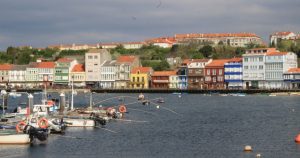 Vista del puerto de Mugardos, Galicia, mostrando el entorno de una propiedad en venta gestionada por Housefulness.